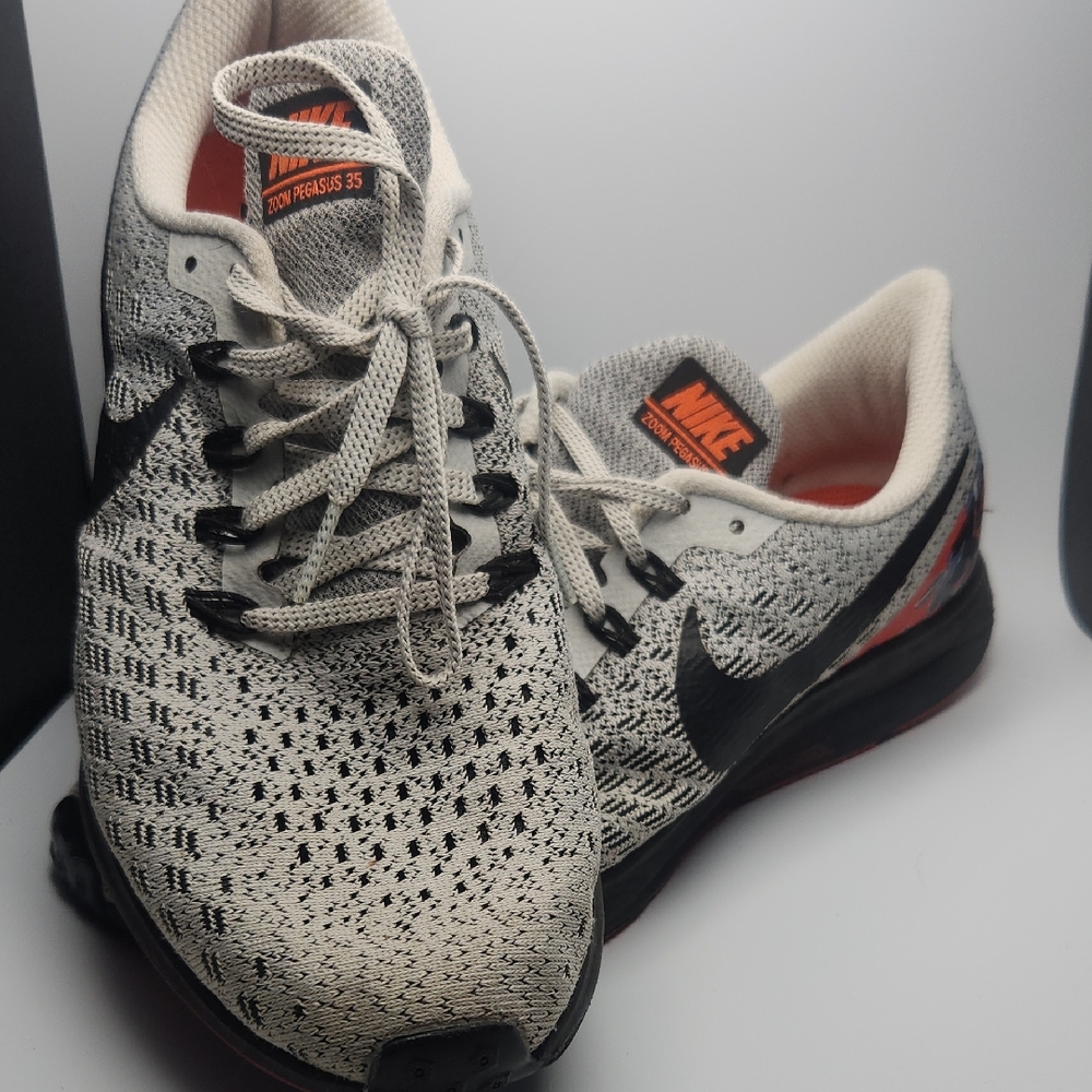 Nike Men's Gray and Black Athletic Shoes